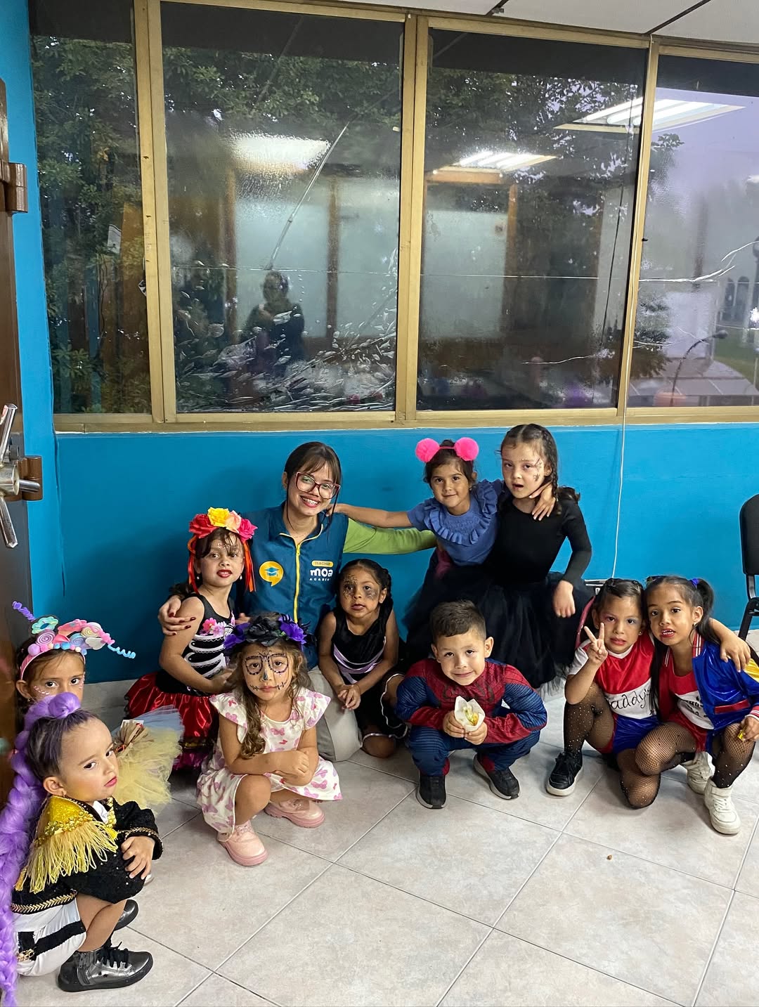 Escena de convivencia y aprendizaje en MOA Academy.